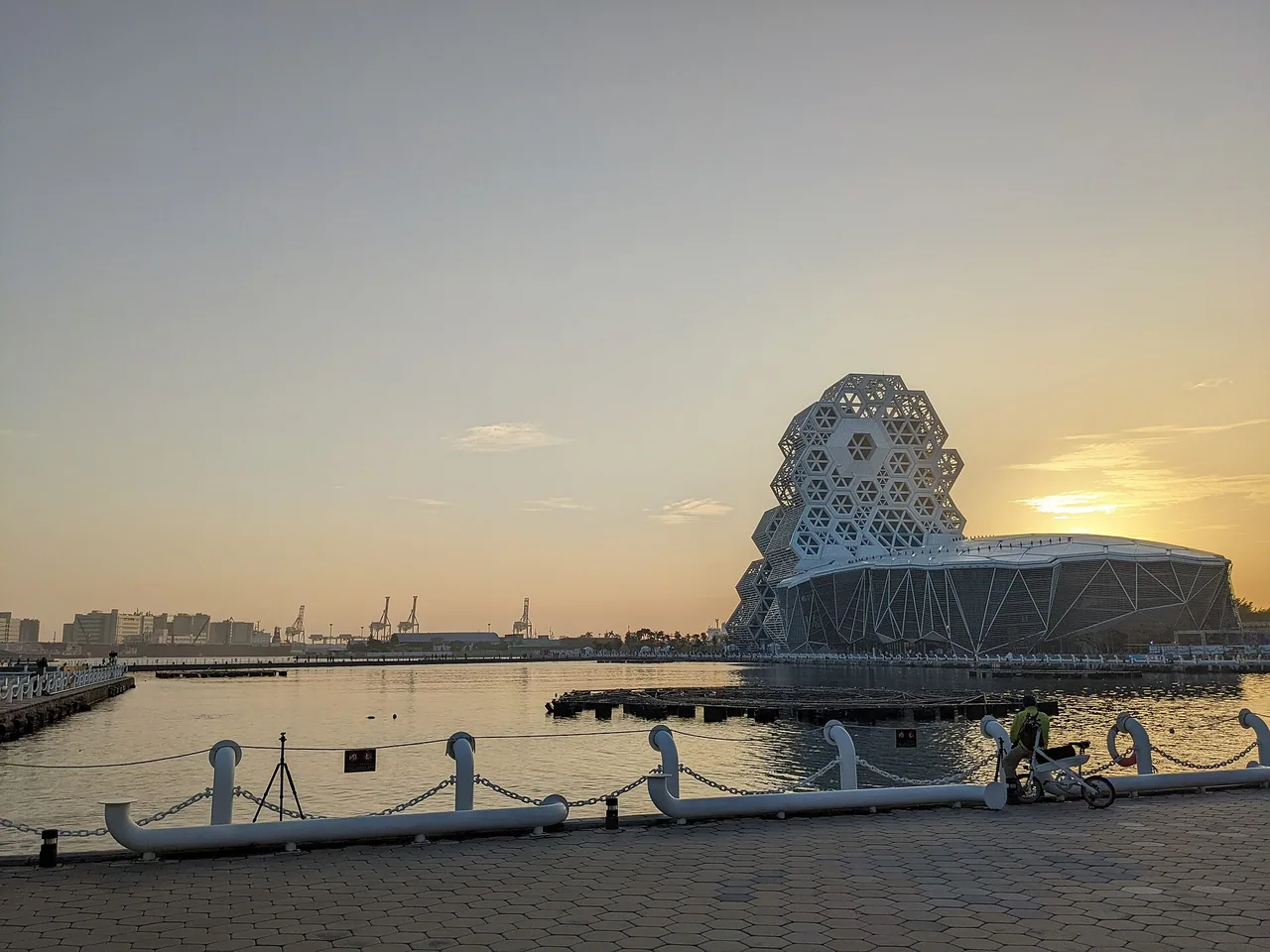 夕陽下的愛河灣與高雄流行音樂中心
