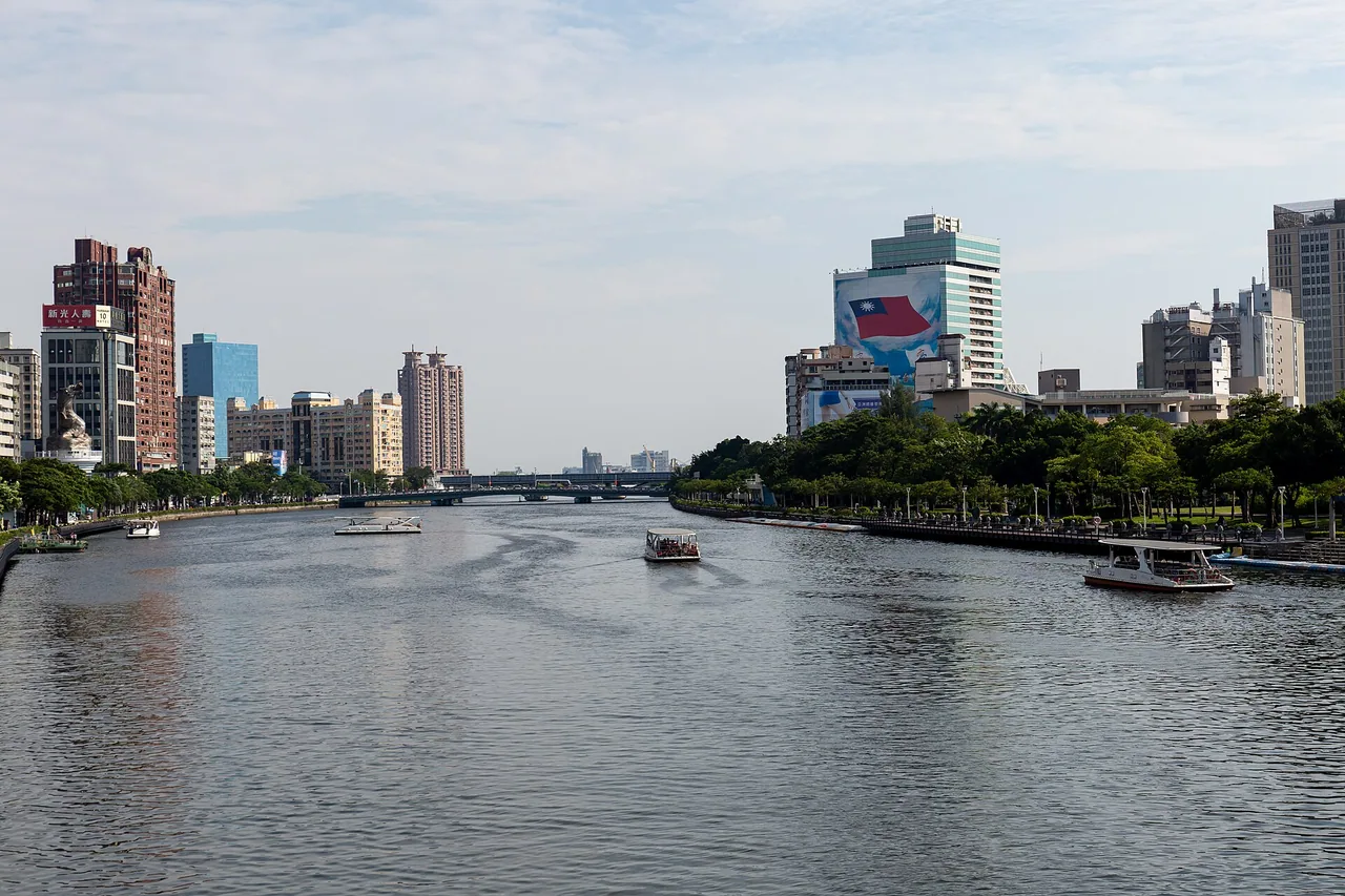 從橋上望向高雄愛河市區段與遊船