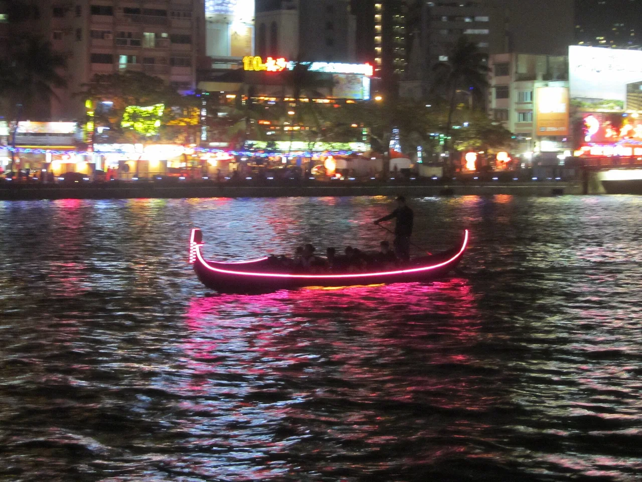 夜間愛河上的貢多拉與粉紅色船燈
