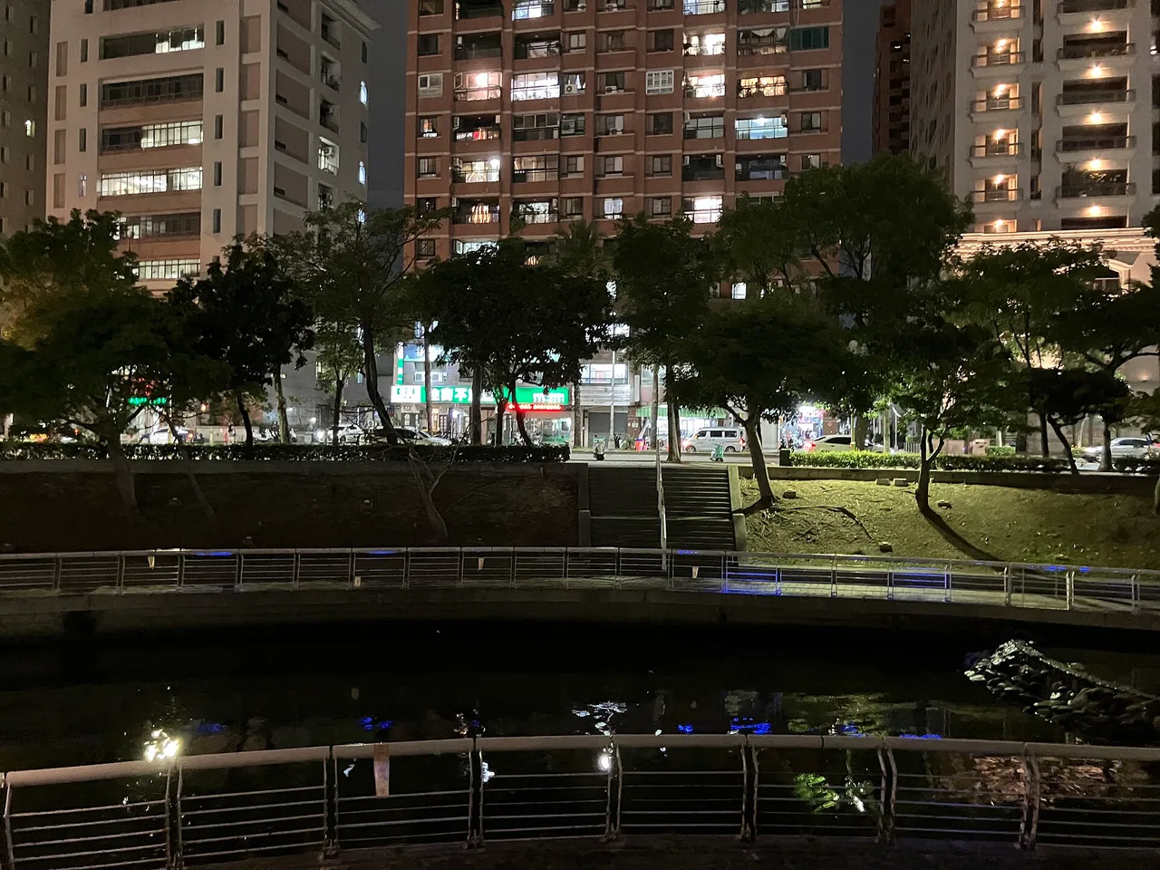 夜間的愛河之心水岸、橋梁與城市燈光