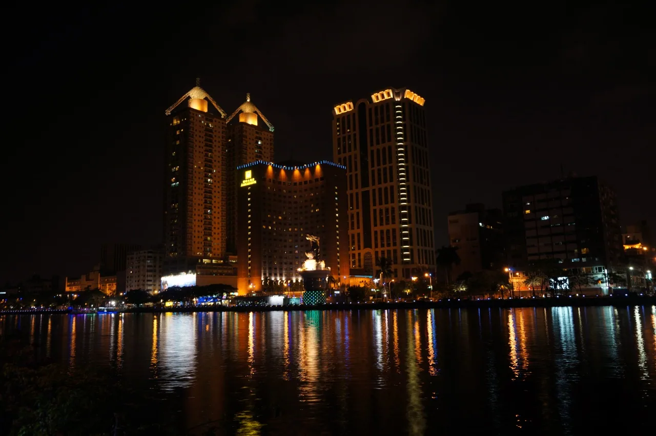 高雄愛河夜景與河面金色倒影